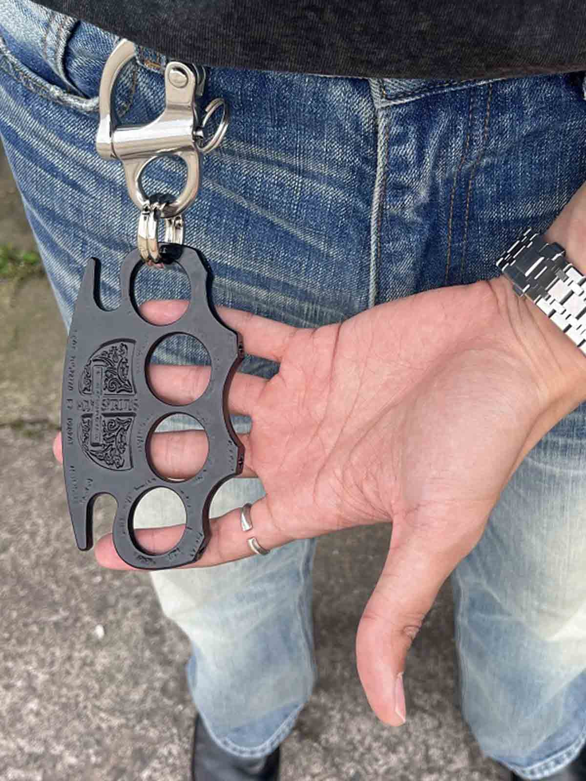 Retro Black Metal Knuckle Keychain - Image 2
